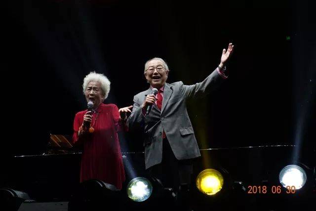歌声悠扬，唱出时代记忆，琴声悦耳，奏响希望乐章 <br> 2018“我爱你中国?纪念改革开放40周年”经典歌曲上海演唱会圆满落幕
