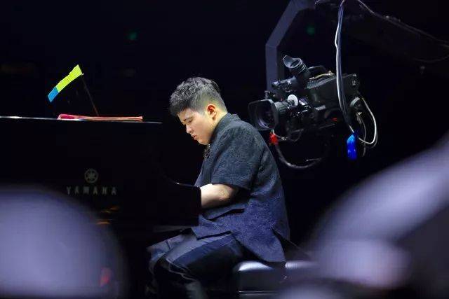 歌声悠扬，唱出时代记忆，琴声悦耳，奏响希望乐章 <br> 2018“我爱你中国?纪念改革开放40周年”经典歌曲上海演唱会圆满落幕