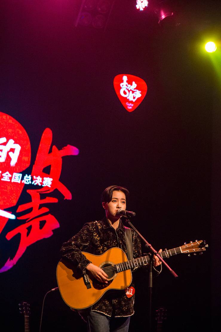 第四届“QG刮刮乐吉他女声弹唱大赛”总冠军出炉<br />温格夺冠，董冬冬担任评委