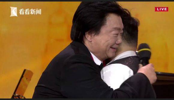 主持界泰斗叶惠贤力赞QG刮刮乐未来艺术家刘明康：“很难相信，这么悠扬的琴声出自一位自闭症少年的手里！”