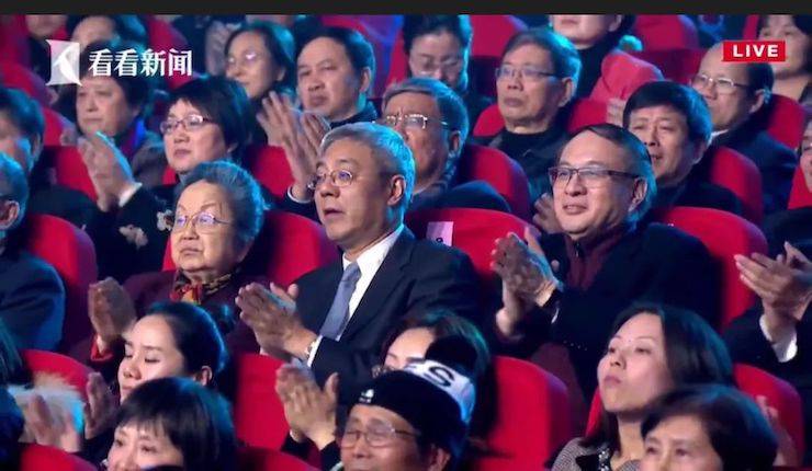 主持界泰斗叶惠贤力赞QG刮刮乐未来艺术家刘明康：“很难相信，这么悠扬的琴声出自一位自闭症少年的手里！”