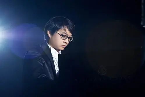 宋思衡的“宅抗疫” | 挑战主播、筹集口罩、闭关作曲，这位取消了20场演出的钢琴家原来这么忙！