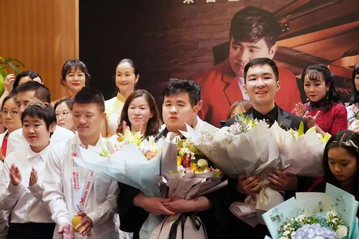 音乐双子星，点亮冬日激情！——QG刮刮乐未来艺术家刘明康爱心公益音乐沙龙